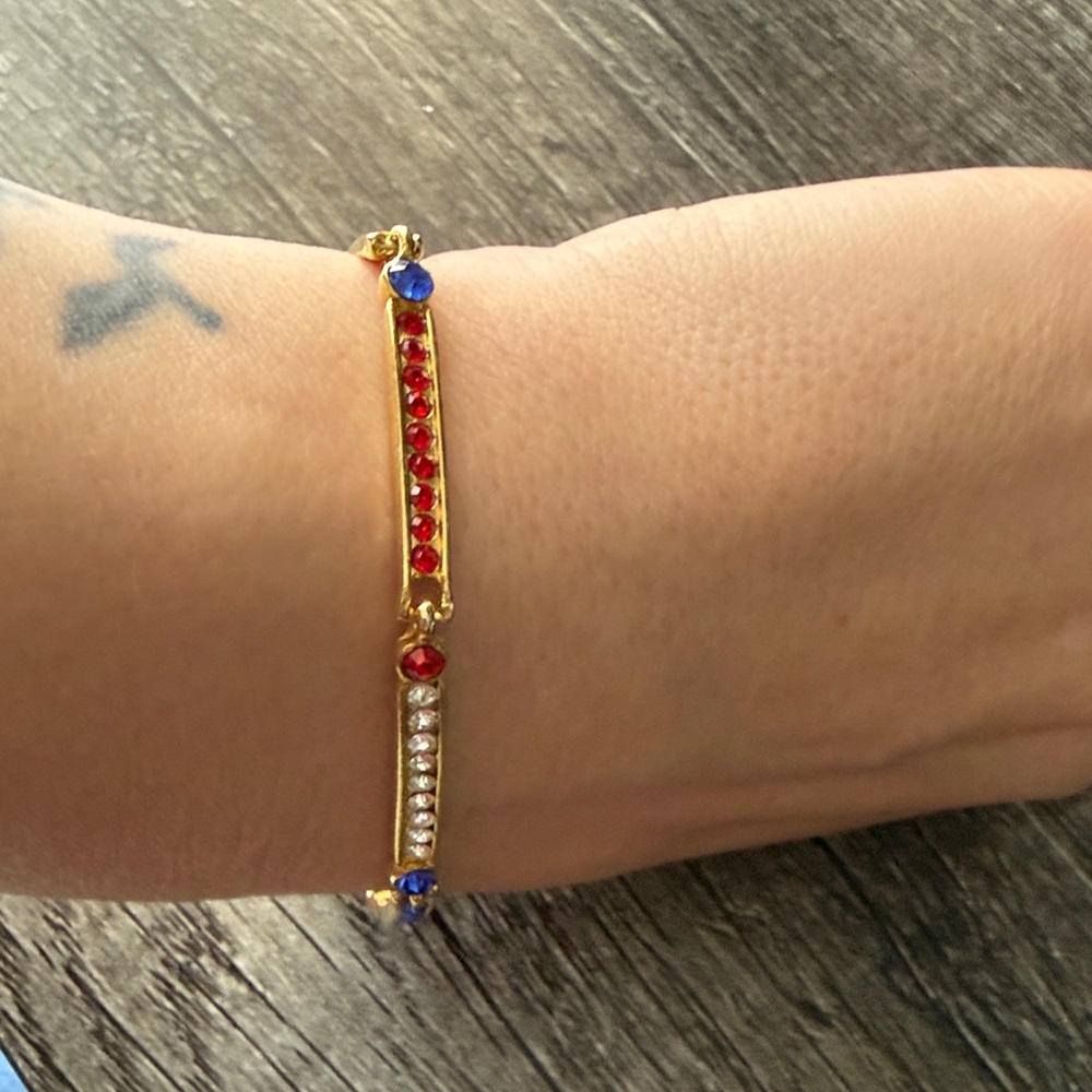 Elegant Gold Bracelet with Red, Blue, and White Accents - Picture 3 of 8